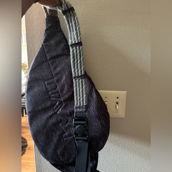 Kavu pursue (black, main zipper has some issues towards the bottom) - Picture 4 of 4